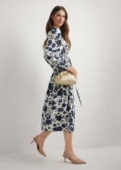 Skórzana złota pleciona torebka damska TORES 1291-2X(W26) - widok produktu z przodu, na modelce, na jasnym tle. Widoczna cała sylwetka.