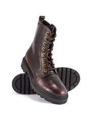 Bordowe botki damskie croco BUTYD-1192-4E(Z26), widok produktu skosem na białym tle.