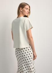 Kremowy t-shirt damski z bawełny merceryzowanej TSHDT-0154-0B(W26) - widok produktu z tyłu, na jasnym tle. Widoczna sylwetka do kolan. 