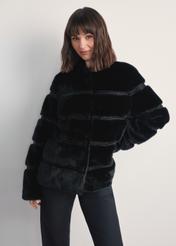 Czarne futro damskie z aplikacjami FUTDP-0067-99(Z25) - widok produktu z przodu na modelce na białym tle. Widoczna sylwetka do kolan.