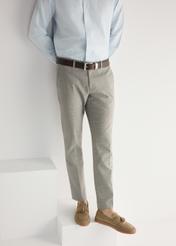 Mokasyny męskie w kolorze chłodnego beżu BUTYM-0531-1K(W26), widok produktu z przodu na stopach modela.