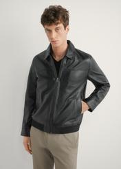 Czarna kurtka skórzana męska KURMS-0407-99(W26), widok produktu z przodu na modelu. Widoczna połowa sylwetki.
