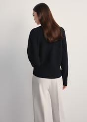 Czarny sweter damski z wiskozy SWEDT-0240-99(Z25), widok produktu z tyłu na modelce. Widoczna połowa sylwetki.