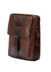 Skórzana brązowa torba męska TORMS-0104-1H(W26), widok produktu skosem na białym tle.