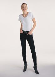 Czarne jeansowe spodnie damskie JEADT-0010A-99(Z25), produkt widoczny z przodu na modelce, widoczna cała sylwetka.