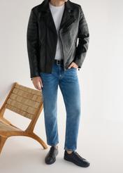 Granatowe skórzane buty sportowe BUTYM-0503A-7E(W26), widok produktu od przodu na modelu, widoczna połowa sylwetki.