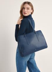 Duża granatowa torba damska TOREC-1064-69(Z25), widok produktu na ramieniu modelki. Widoczna połowa sylwetki.