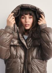 Krótka brązowa kurtka damska KURDT-0608-82(Z25), widok produktu z kapturem na modelce na jasnym tle.