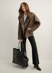 Czarna duża skórzana torebka shopper TORES-1354-99(Z26), widok produktu w dłoni modelki. Widoczna cała sylwetka.