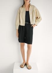 Skórzane klapki damskie w kolorze złotym BUTYD-1157-2X(W26), widok produktu z przodu na stopach modelki.