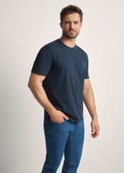 T-shirt męski w kolorze granatowym TSHMT-0134-68(Z25), widok produktu z przodu na modelu. Widoczna połowa sylwetki.