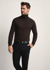 Sweter męski z golfem w kolorze czekoladowym SWEMT-0095B-90(Z25), widok produktu od przodu na modelu, widoczna połowa sylwetki.