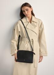 Czarna skórzana średnia torebka damska TORES-1279-9I(W26), widok produktu na ramieniu modelki. Widoczna połowa sylwetki.