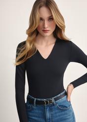 Czarne body damskie z długim rękawem BODYT-0001-99(Z25), produkt widoczny od przodu na modelce, zbliżenie na detal produktu.