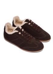 Zamszowe ciemnobrązowe sneakersy damskie BUTYD-1292-1I(Z26), widok produktu skosem na białym tle.