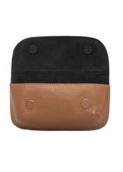 Skórzane etui w kolorze camelowym PORMS-0698-1D(W26), widok produktu w środku na białym tle.