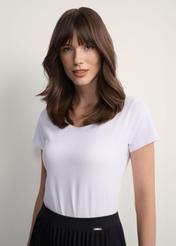 Biały T-shirt damski basic TSHDT-0111-0A(KS), widok produktu z przodu na modelce. Widoczna połowa sylwetki.