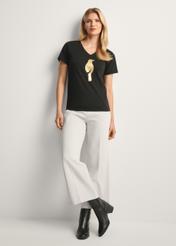 Czarny t-shirt damski TSHDT-0149-99(Z25), widok produktu przodem na modelce, widoczna cała sylwetka.