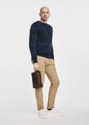 Skórzana brązowa kosmetyczka męska TORMS-0106-1H(W26), widok produktu w dłoni modela, na jasnym tle.