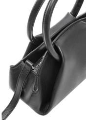 Czarna mini torebka typu top handle TORES-1203-99(Z25), widok zbliżenia na detal produktu na białym tle. 