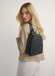 Czarny średni skórzany plecak damski TORES-1268-9I(W26), widok produktu od przodu na modelce, widoczna połowa sylwetki.