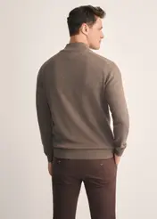 Brązowy sweter męski SWEMT-0174-90(Z25), widok produktu z tyłu na modelu. Widoczna połowa sylwetki.