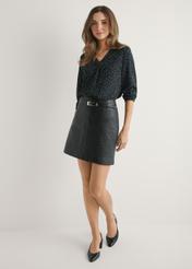 Bluzka damska w kropki BLUDT-0172A-9P(W26) - widok produktu z przodu, na modelce, na jasnym tle. Widoczna cała sylwetka. 