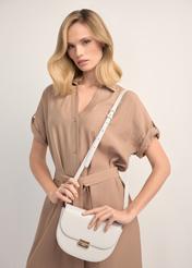 Kremowa półokrągła listonoszka damska TOREC-1127-0B(W26), widok produktu na ramieniu modelki. Widoczna połowa sylwetki.