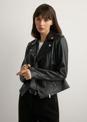 Skórzana kurtka damska w kolorze czarnym KURDS-0601-99(W26), widok produktu z przodu na modelce. Widoczna połowa sylwetki.