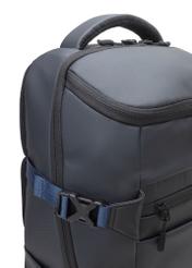 Czarny podróżny plecak męski TORMN-0392-9J(W26), zbliżenie na detal produktu na białym tle.