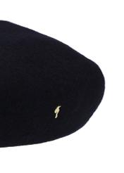 Czarny wełniany beret damski CZADT-0234-99(Z26) - zbliżenie na detal, na białym tle. 