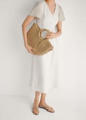 Beżowe klapki damskie BUTYD-0725D-1B(W26), widok produktu z przodu na stopach modelki.