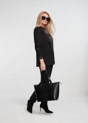 Elegancka torebka shopper damska TOREC-0953A-97(Z25), widok produktu na modelce. Widoczna cała sylwetka.