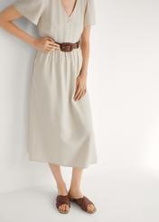 Brązowe klapki damskie z plecionką BUTYD-1254-1H(W26), widok produktu z przodu na stopach modelki.