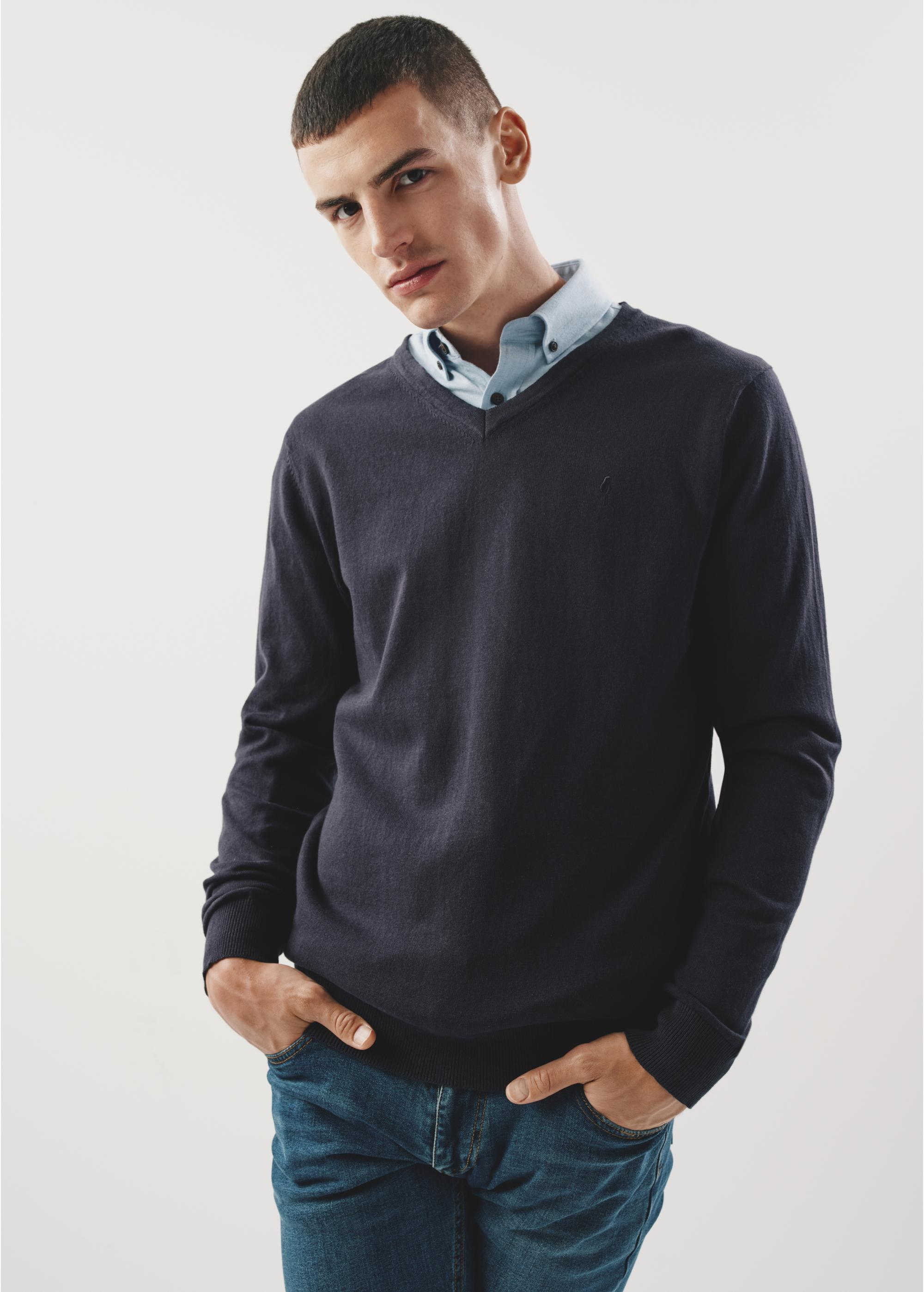 Granatowy sweter męski w serek SWEMT-0136-69(Z23)-01
