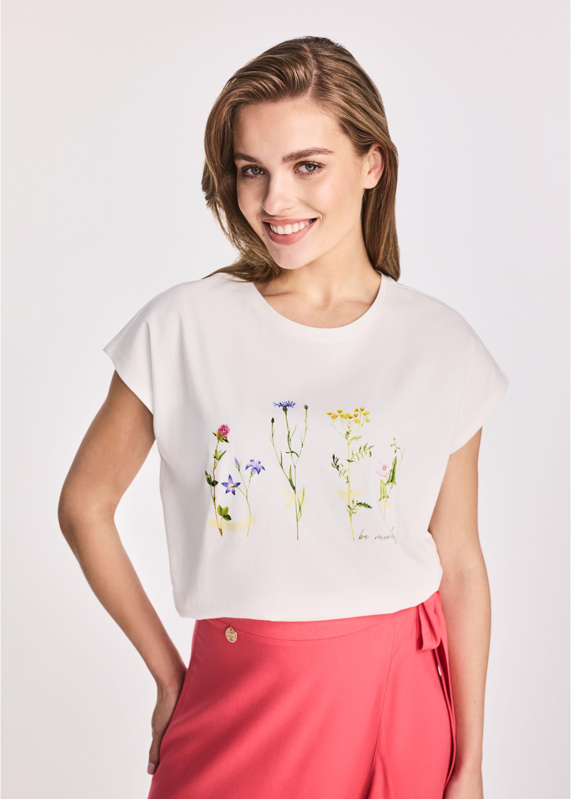 Bawełniany T-shirt damski w kwiaty TSHDT-0142-12(W25)-01