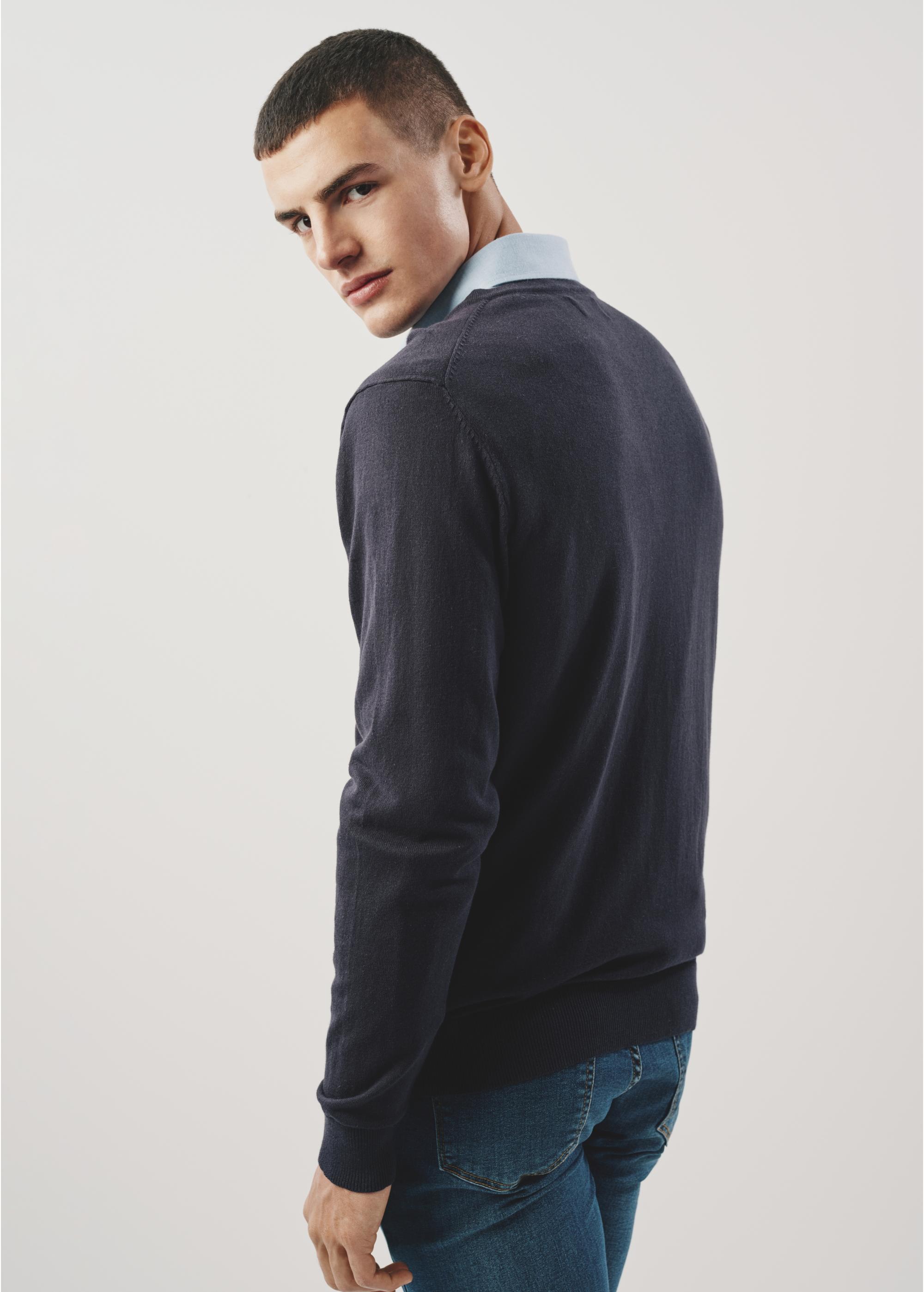 Granatowy sweter męski w serek SWEMT-0136-69(Z23)-03