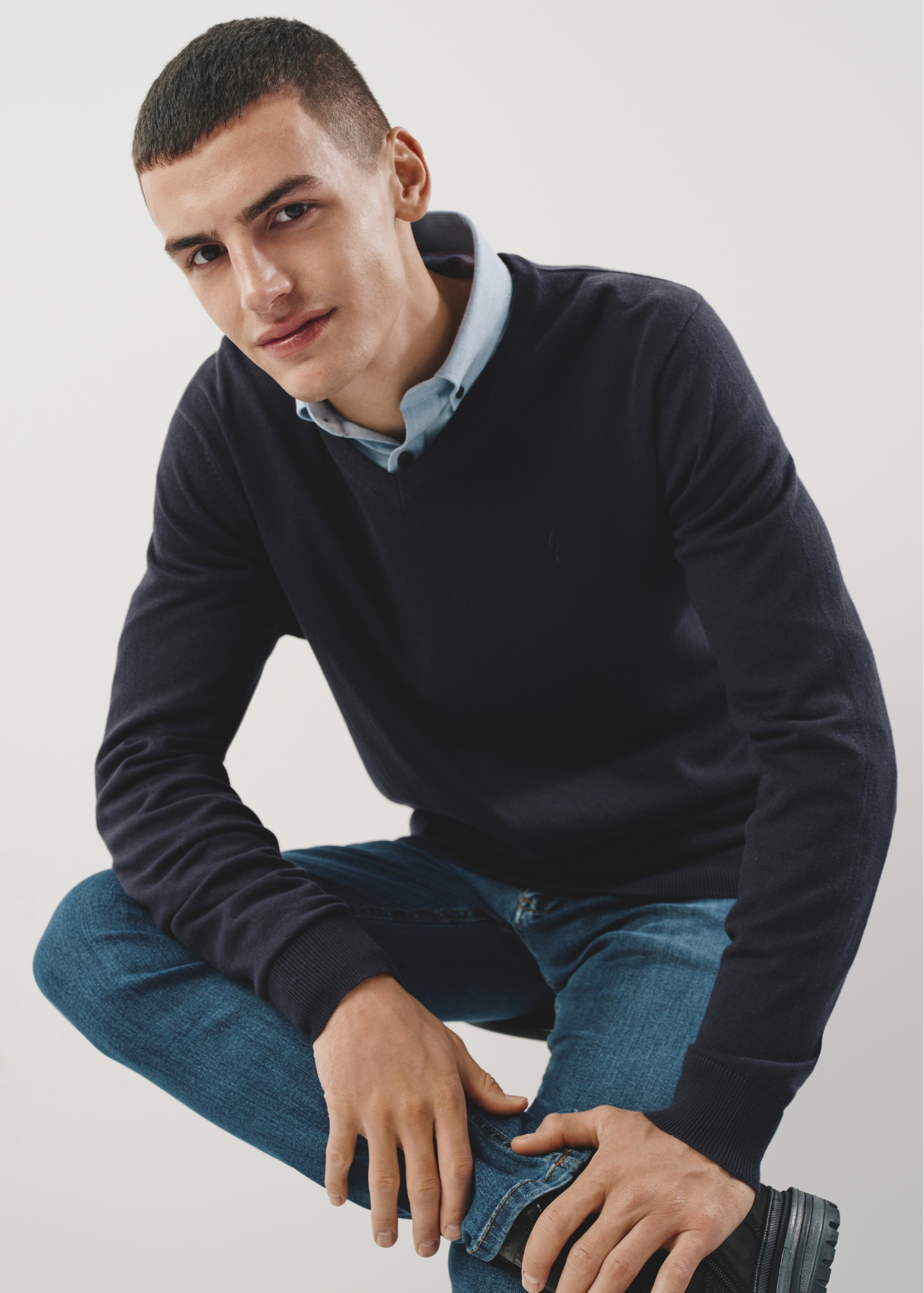 Granatowy sweter męski w serek SWEMT-0136-69(Z23)-02
