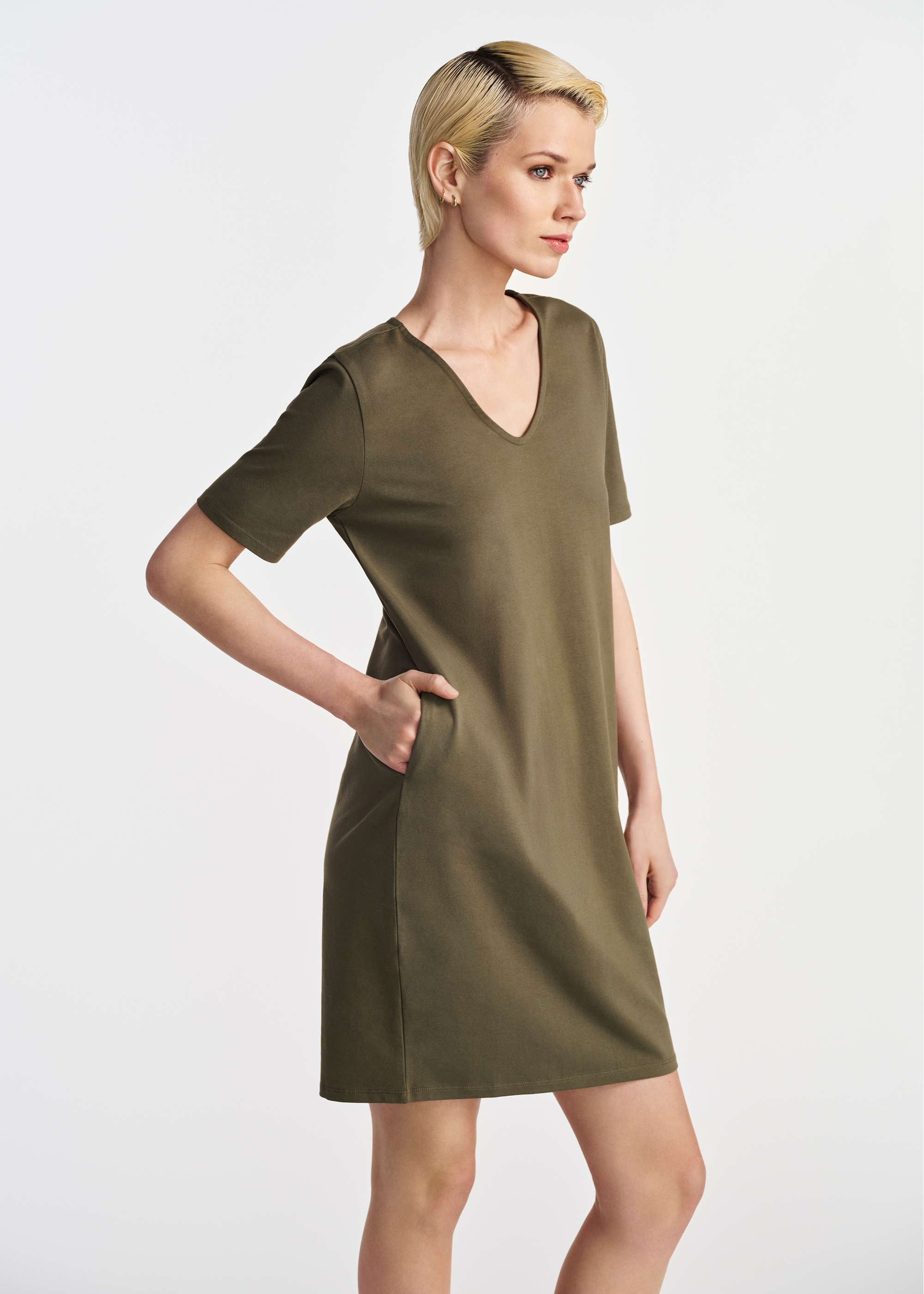 Krótka bawełniana sukienka w kolorze khaki SUKDT-0185-54(W25)-02