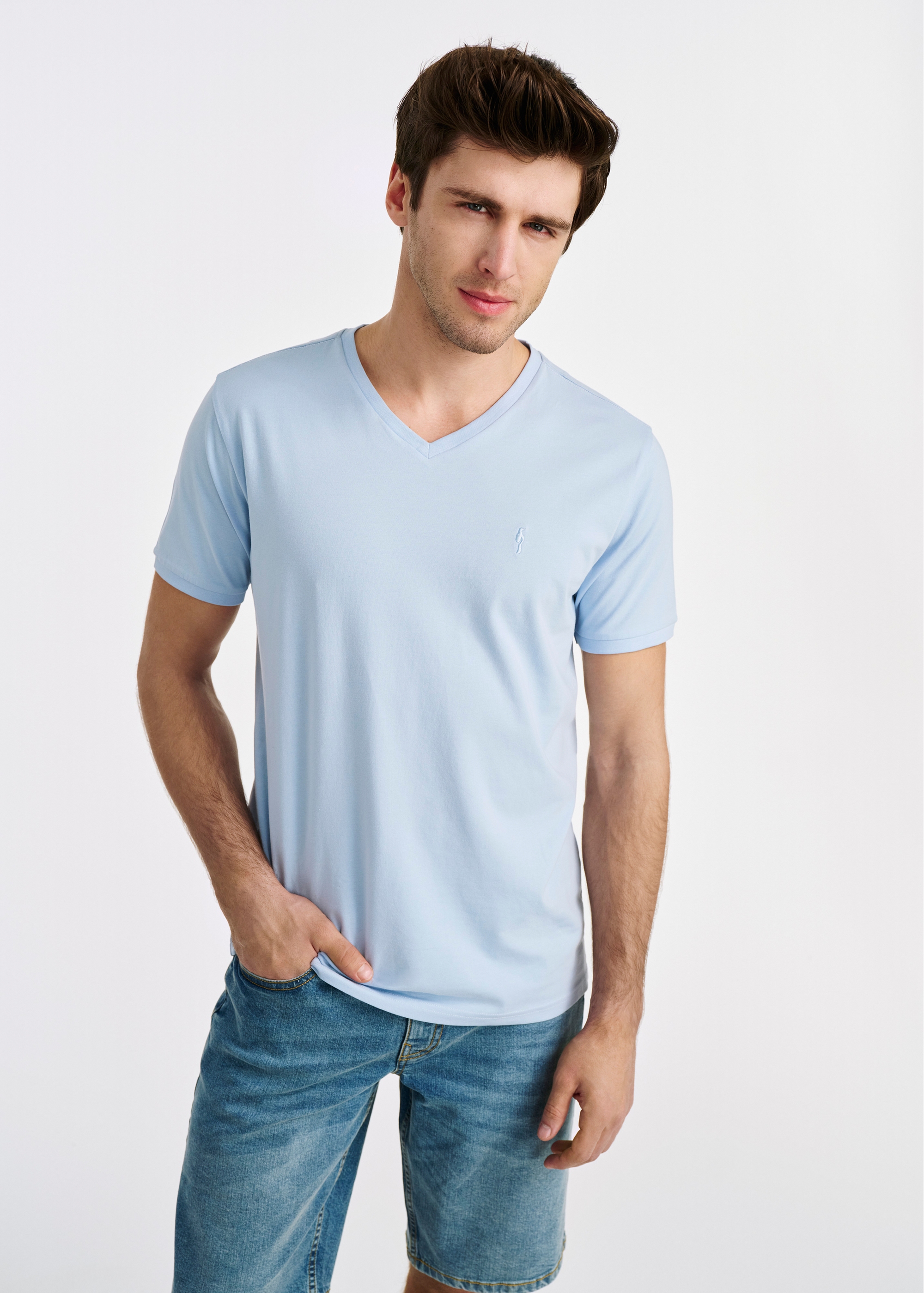 Błękitny basic T-shirt męski z logo TSHMT-0088-60(W25)-01