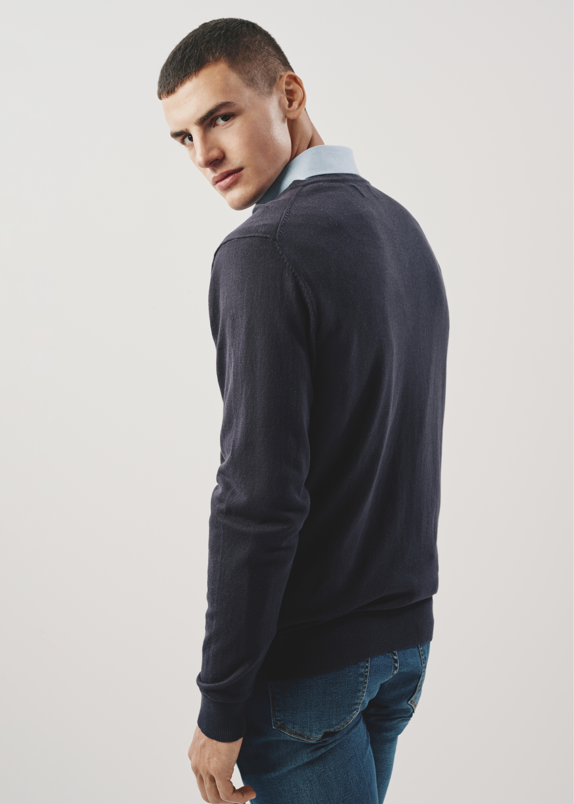 Granatowy sweter męski w serek SWEMT-0136-69(Z23)-03