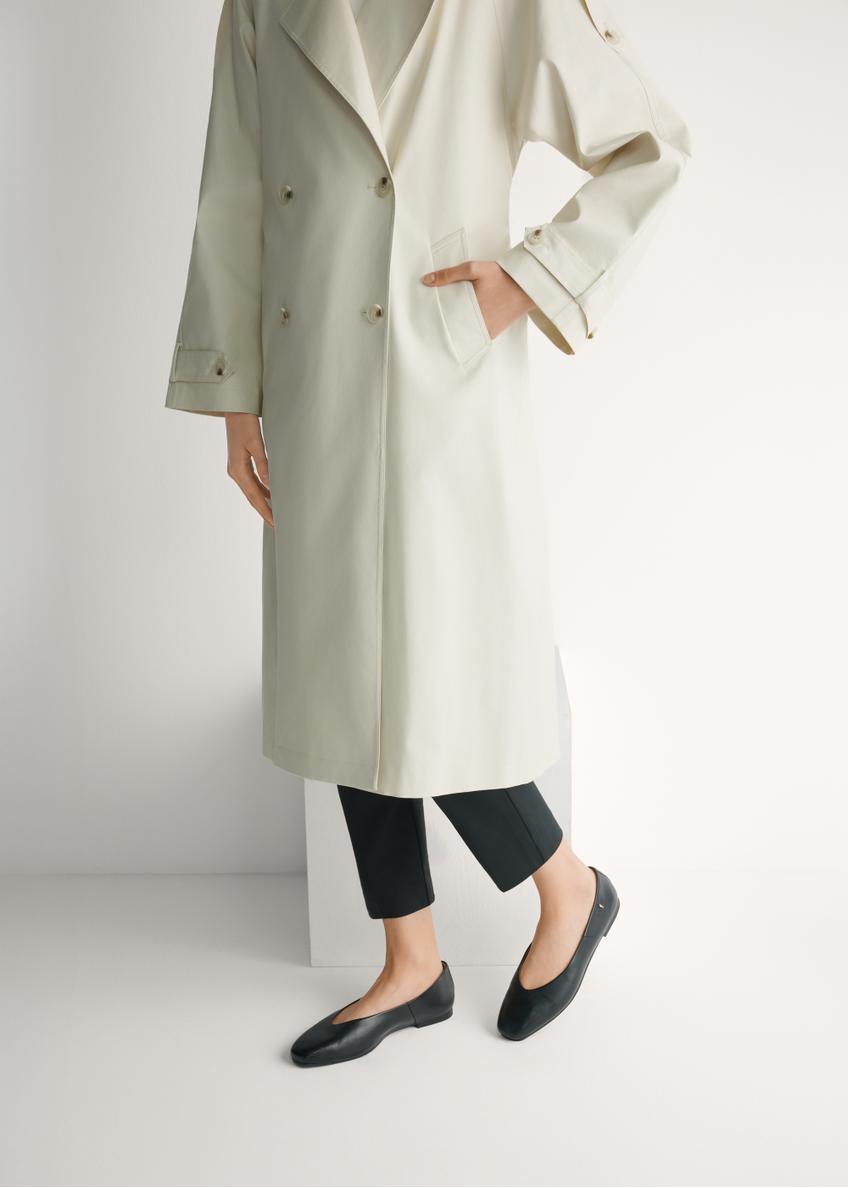 Czarne skórzane baleriny damskie BUTYD-1250-99(W26), widok produktu z boku na stopach modelki.