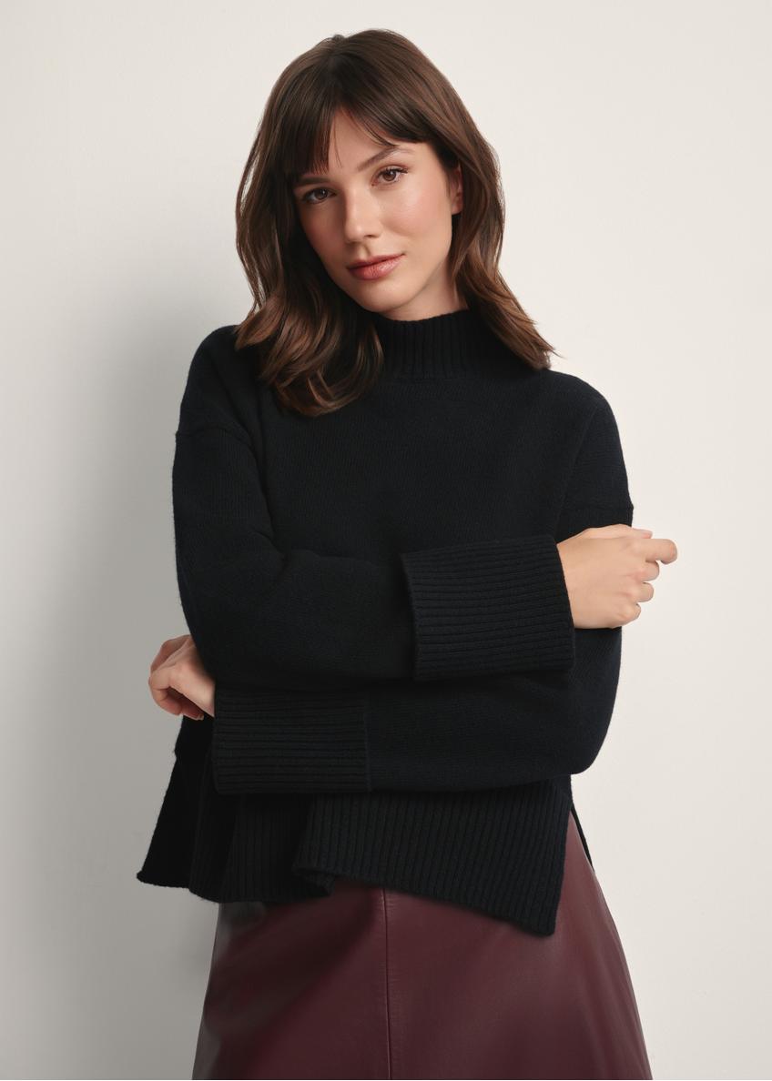 Czarny sweter damski z wełny SWEDT-0244-99(Z25), widok produktu z przodu na modelce. Widoczna połowa sylwetki.
