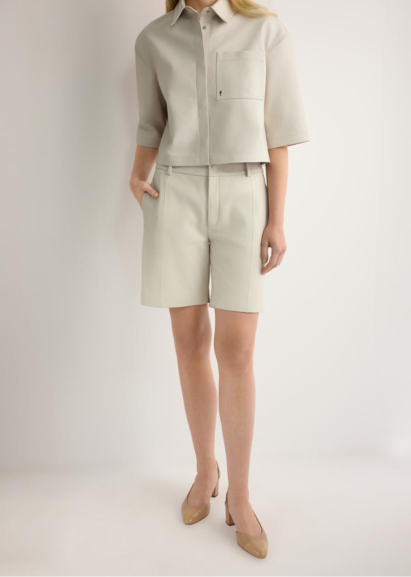 Skórzane kremowe szorty damskie SPODS-0047-0B(W26), widok produktu z przodu na modelce. Widoczna połowa sylwetki.