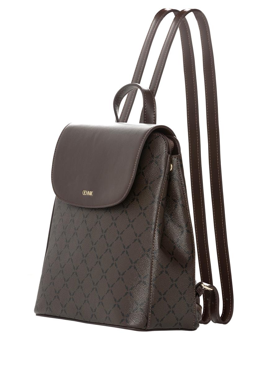 Brązowy plecak z monogramem TOREC-1303-1P(Z26)