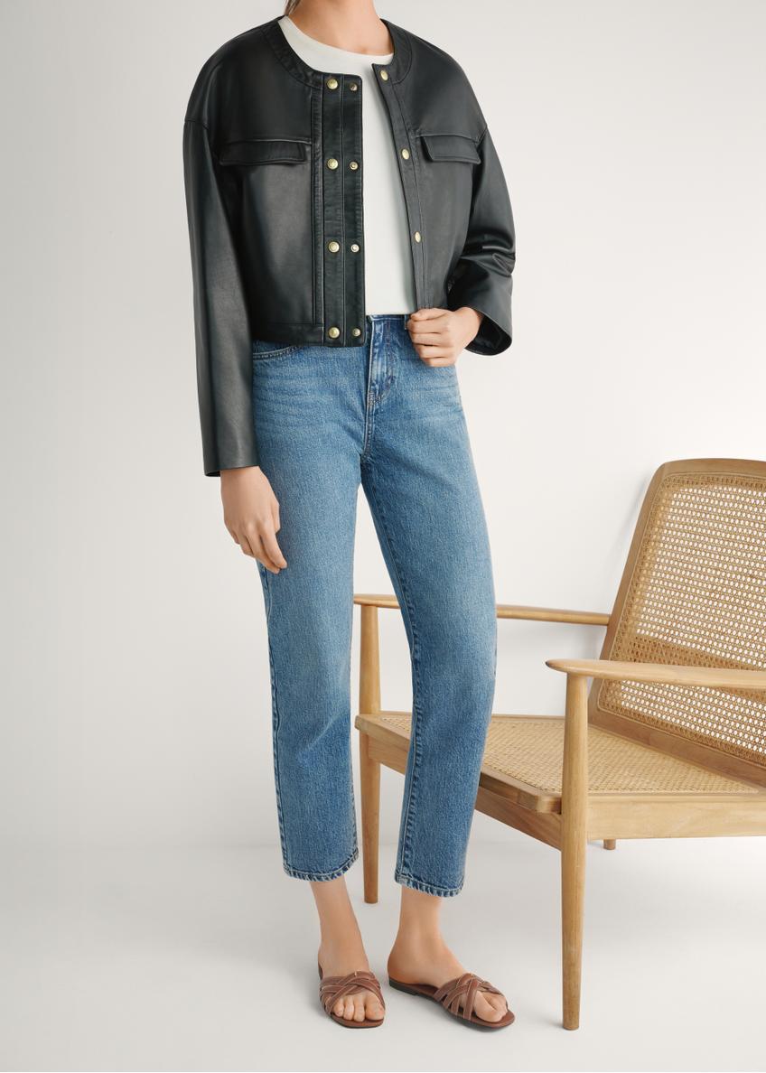 Camelowe skórzane klapki damskie z plecionką BUTYD-1222-1D(W26), widok produktu z przodu na stopach modelki, na jasnym tle.