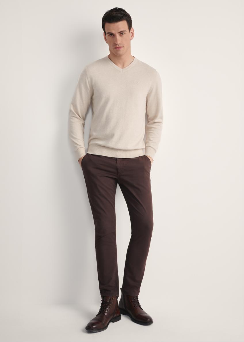 Beżowy sweter męski z logo SWEMT-0159A-80(Z25) - widok produktu z przodu na modelu na białym tle. Widoczna cała sylwetka. 