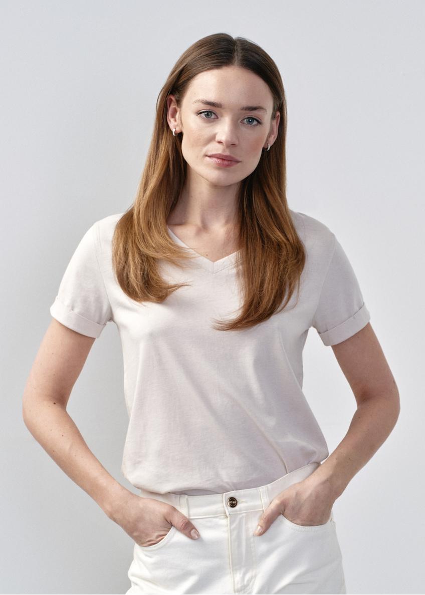 Beżowy T-shirt damski w serek TSHDT-0118-81(W24)