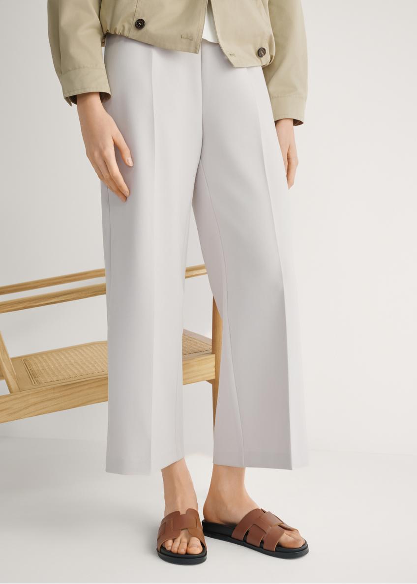 Camelowe skórzane klapki damskie BUTYD-1163-1D(W26), widok produktu z przodu na stopach modelki.