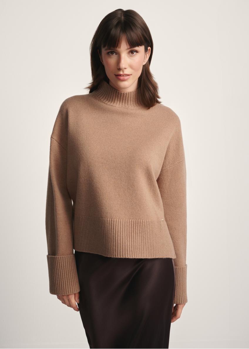 Camelowy sweter damski z wełny SWEDT-0244-24(Z25), widok produktu z przodu na modelce. Widoczna połowa sylwetki.